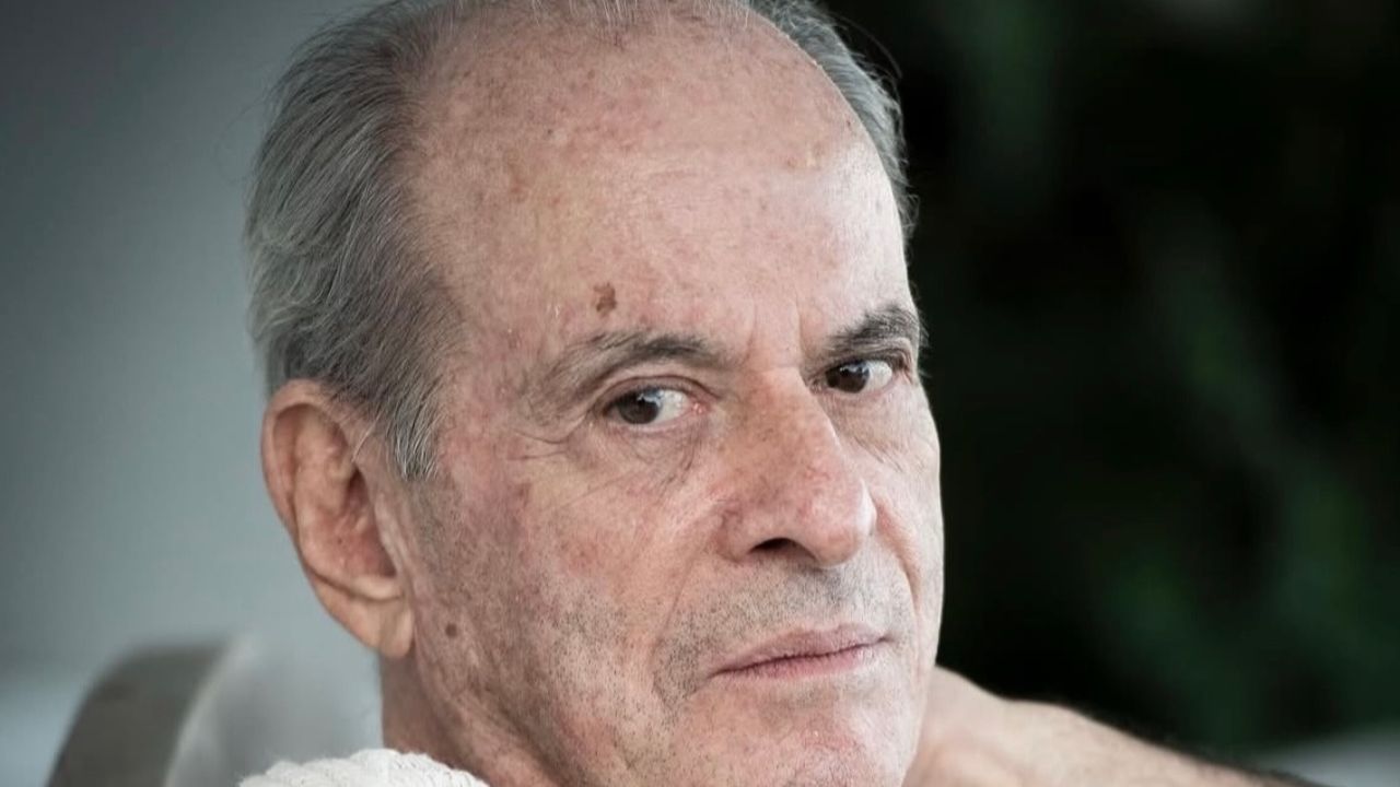 Ney Matogrosso anuncia pausa nos shows após procedimento cirúrgico