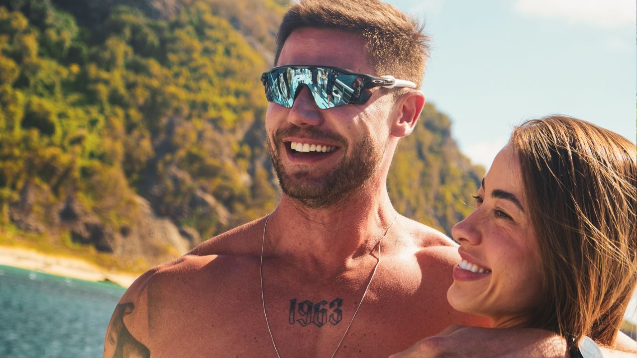Jonas publica foto com modelo após ser flagrado aos beijos e levanta rumores de romance