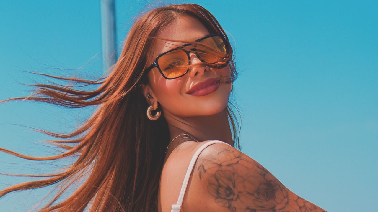 Evelyn Regly exibe novo visual após cirurgias no rosto