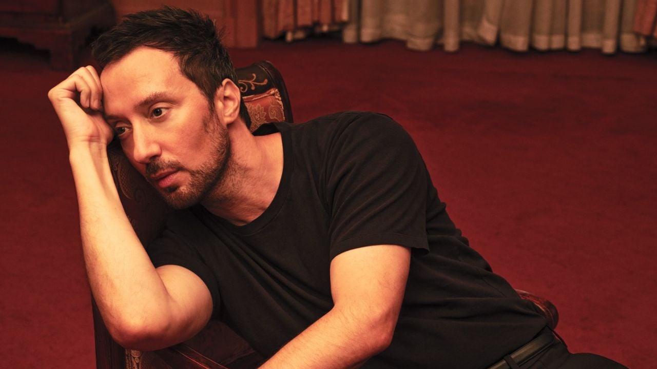 Anthony Vaccarello encerra ciclo de uma década à frente da direção criativa da Saint Laurent