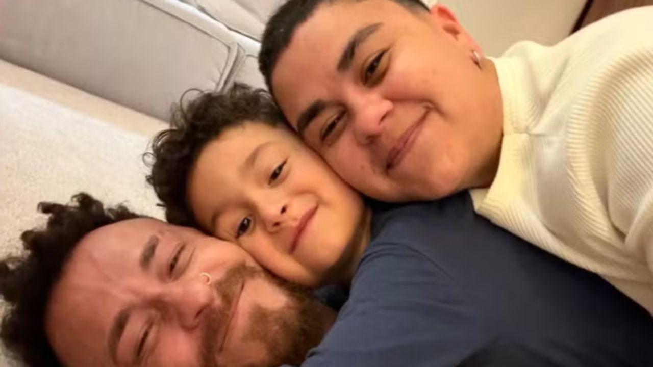 Após levar tiro de raspão, Fred surge com filho e irmão em momento de carinho