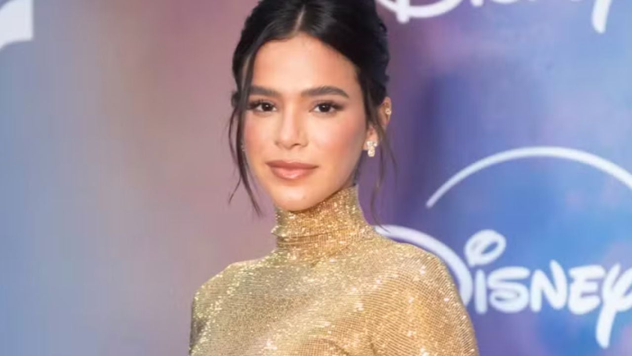 Bruna Marquezine repete look de Kim Kardashian em lançamento de série no Rio