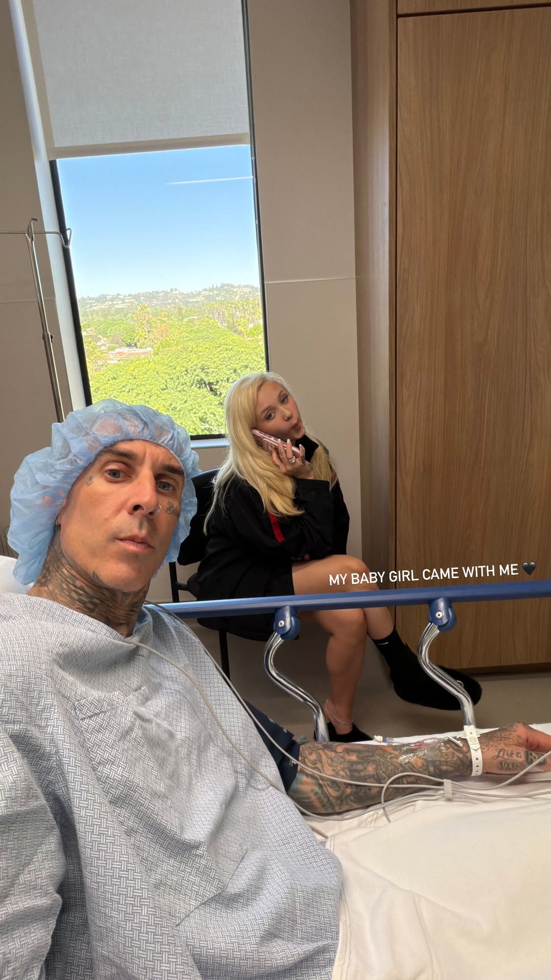 Travis Barker é hospitalizado, recebe visita da filha e ganha beijo de Kourtney Kardashian