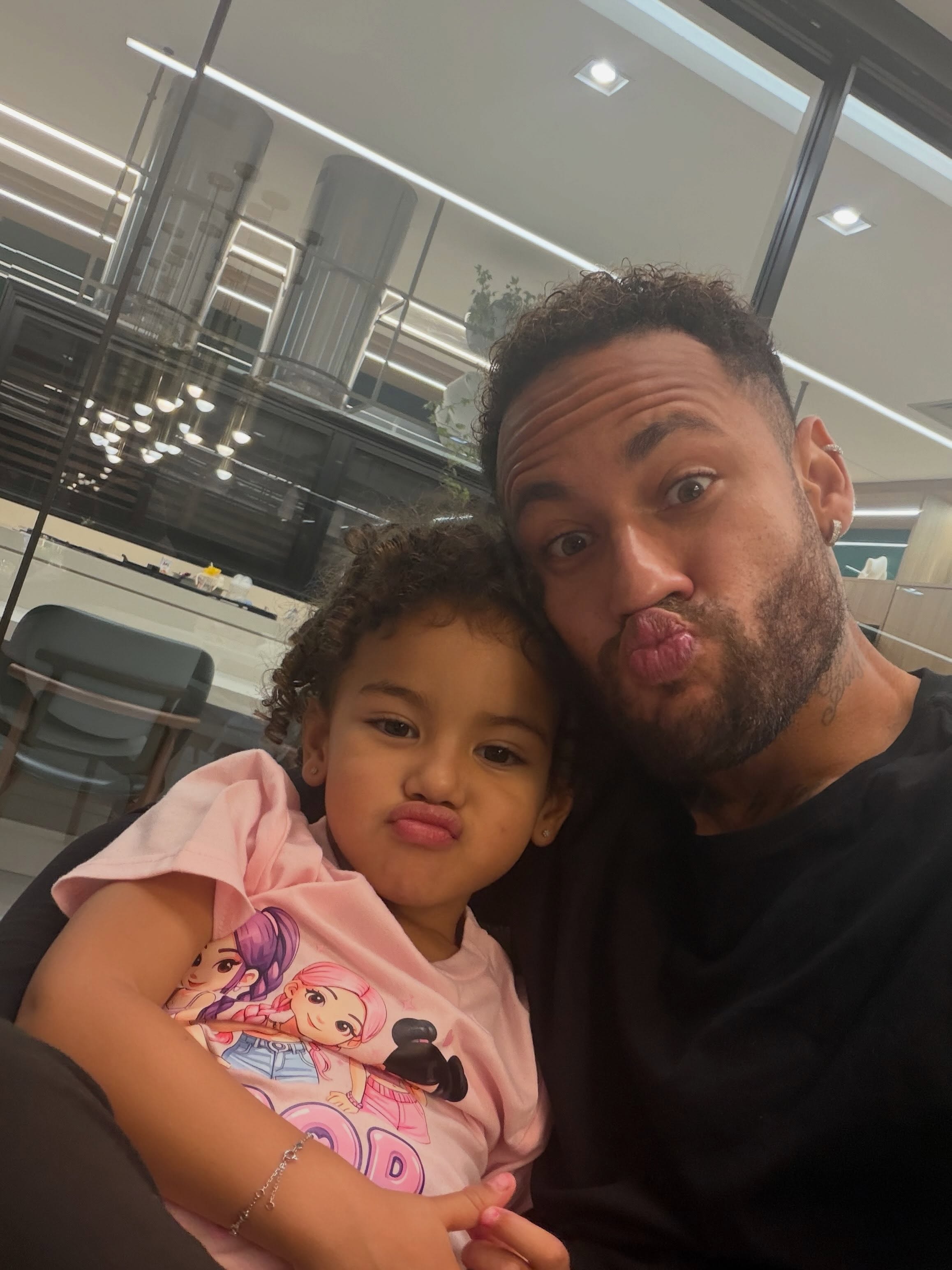 Neymar emociona ao celebrar aniversário de Mavie e faz declaração especial à filha: “Alegra o meu dia”