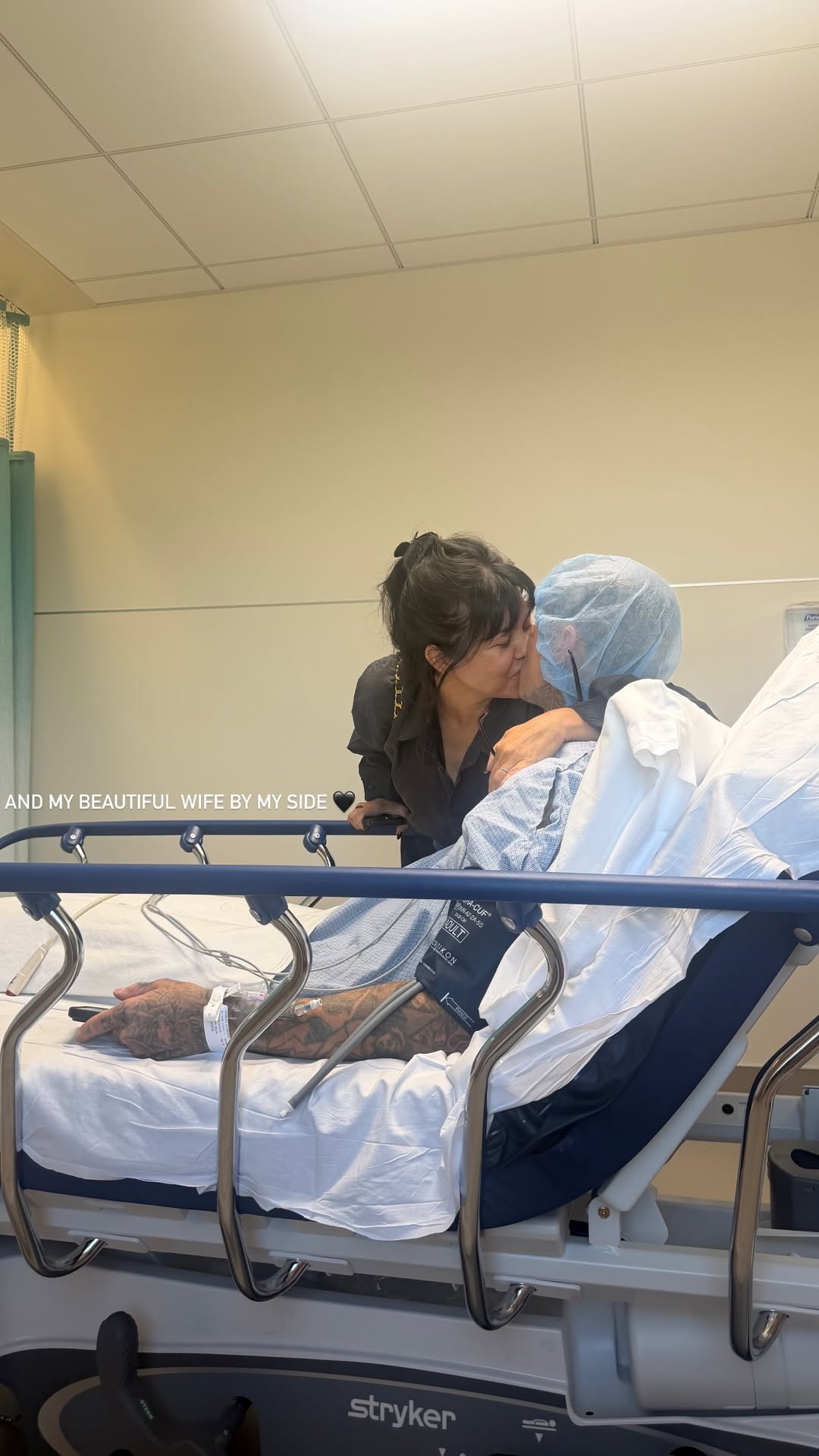 Travis Barker é hospitalizado, recebe visita da filha e ganha beijo de Kourtney Kardashian