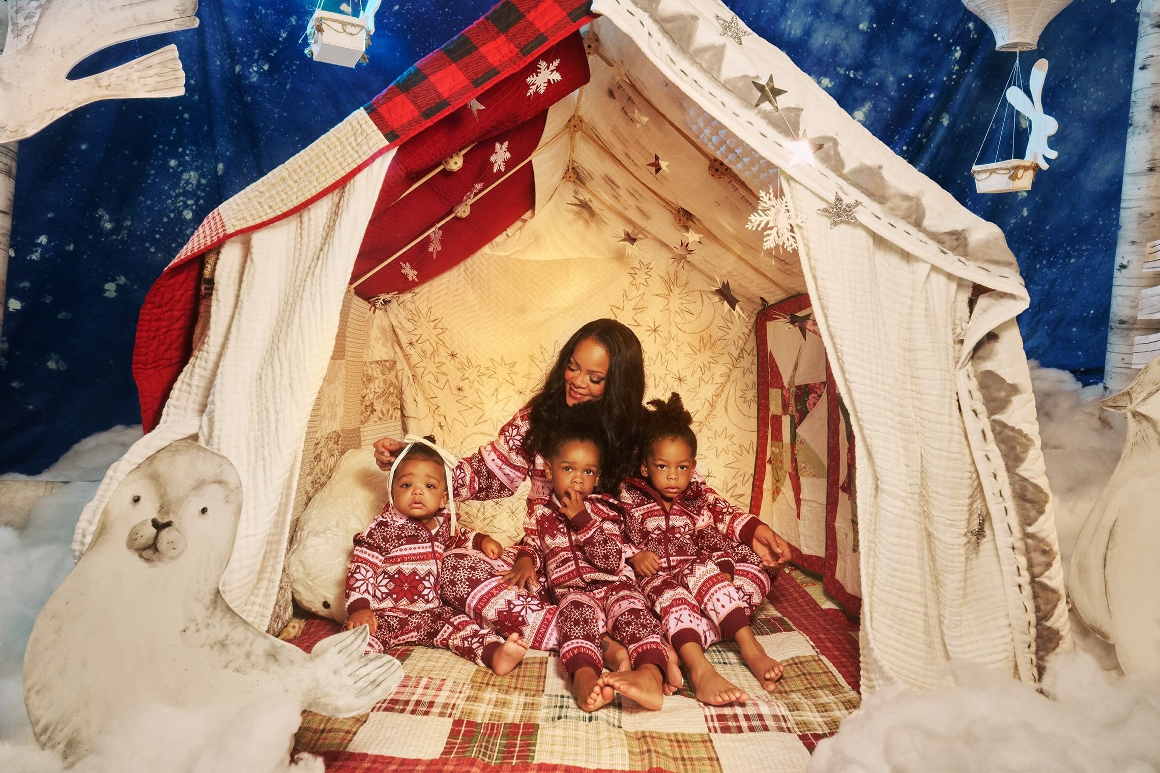 Rihanna antecipa o clima de fim de ano em ensaio fofo com os três filhos Rihanna antecipa o clima de fim de ano em ensaio fofo com os três filhos