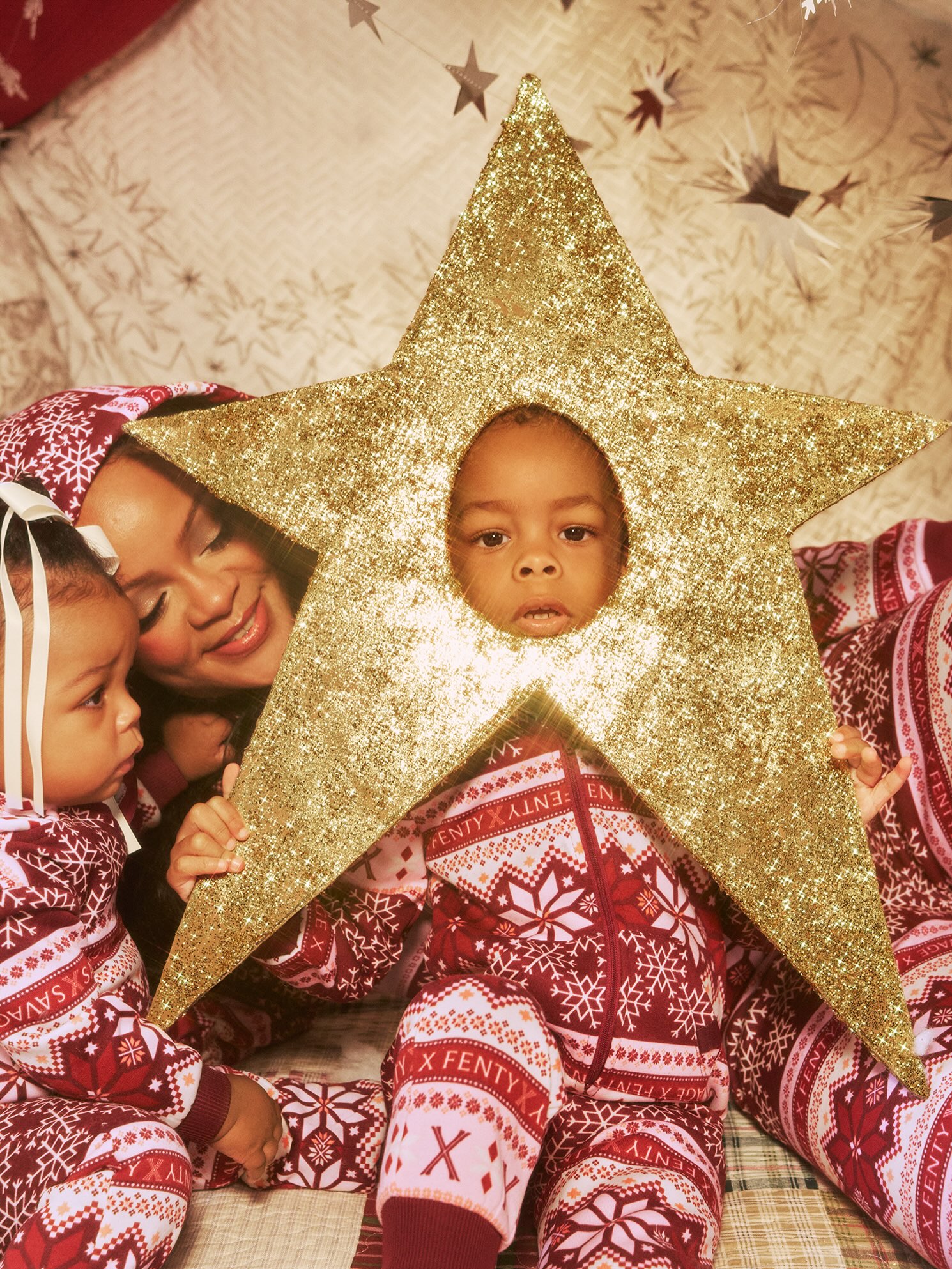 Rihanna antecipa o clima de fim de ano em ensaio fofo com os três filhos Rihanna antecipa o clima de fim de ano em ensaio fofo com os três filhos