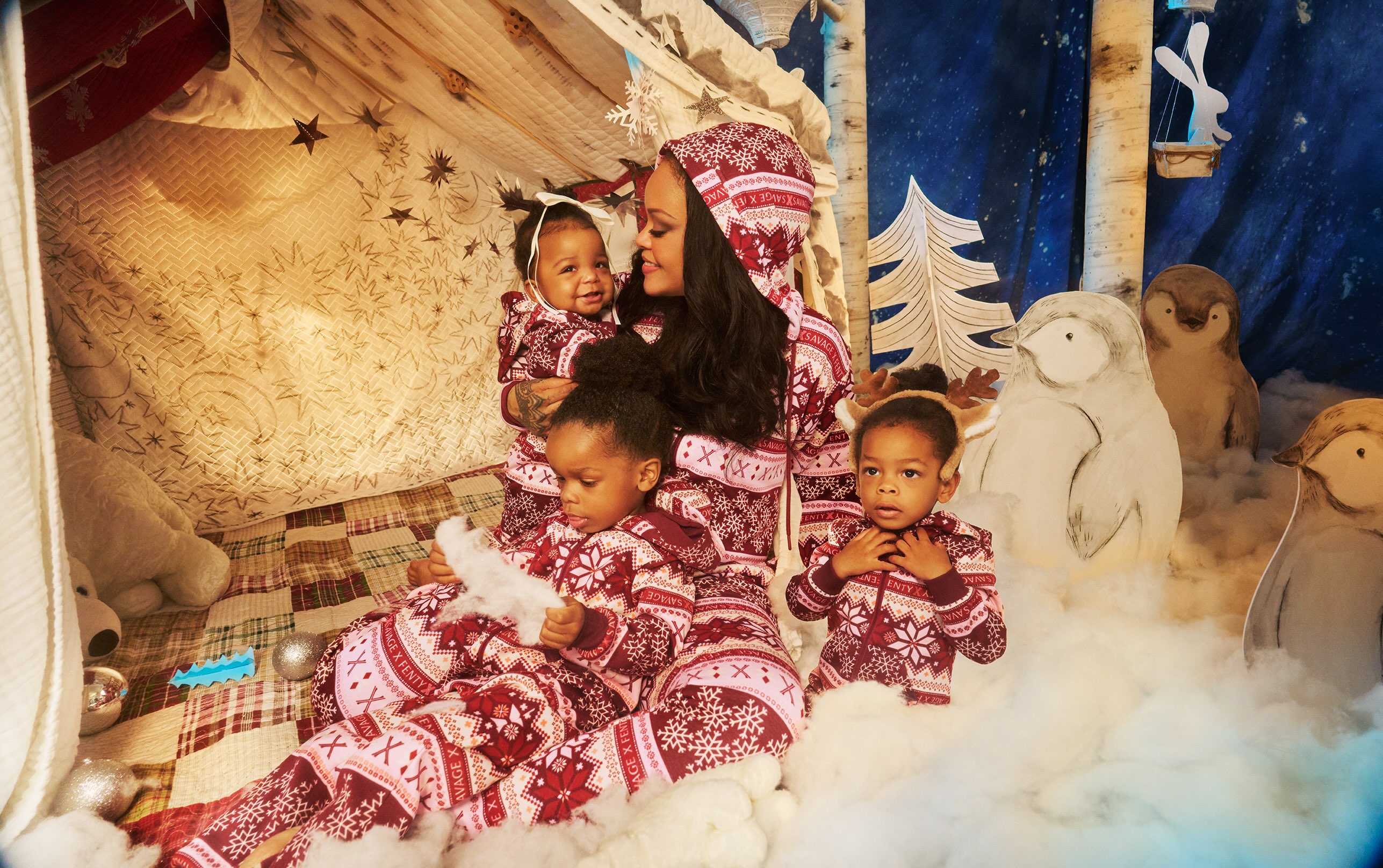 Rihanna antecipa o clima de fim de ano em ensaio fofo com os três filhos Rihanna antecipa o clima de fim de ano em ensaio fofo com os três filhos