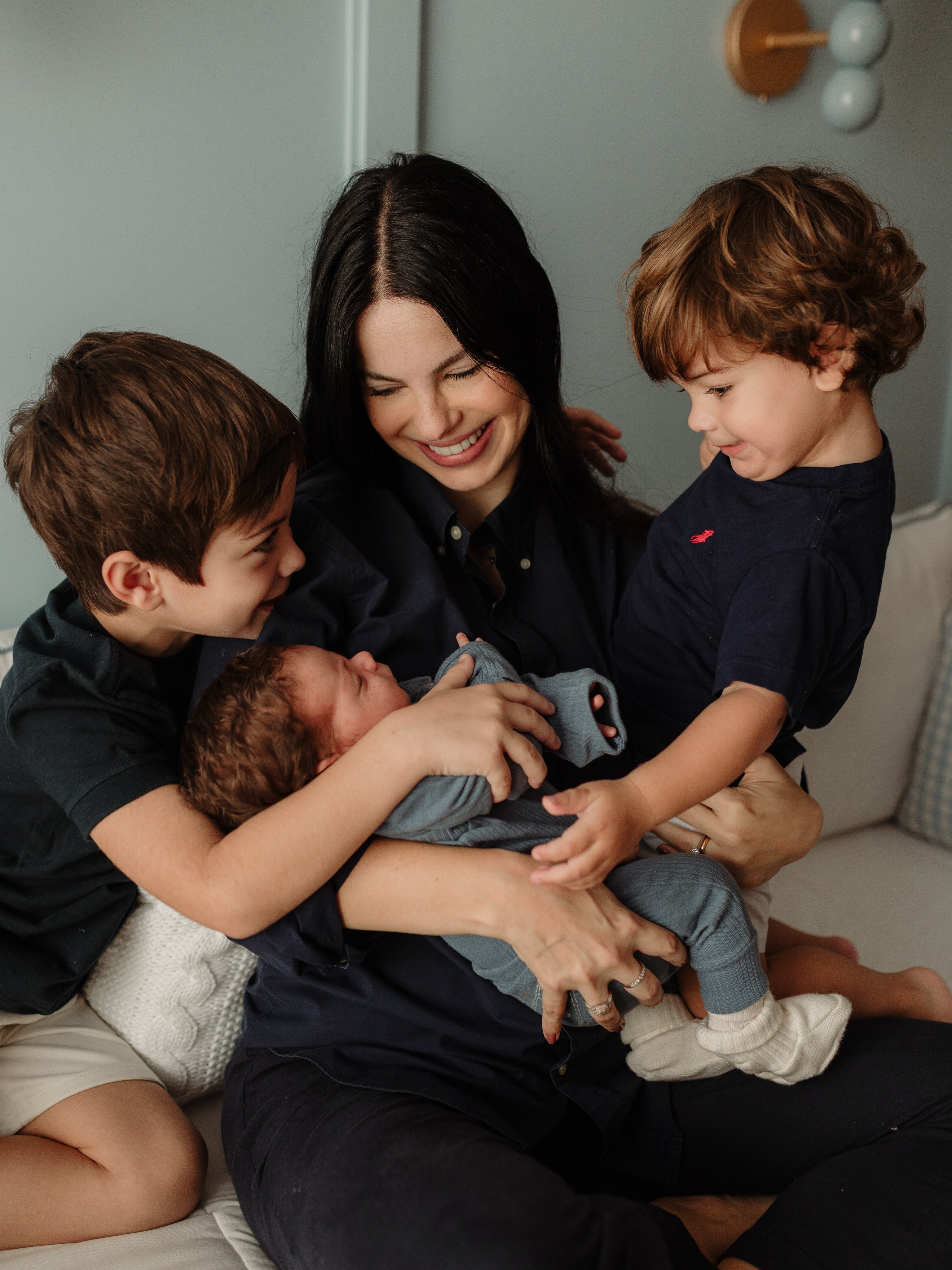 Sthefany Brito derrete corações ao compartilhar registros cheios de amor com os filhos