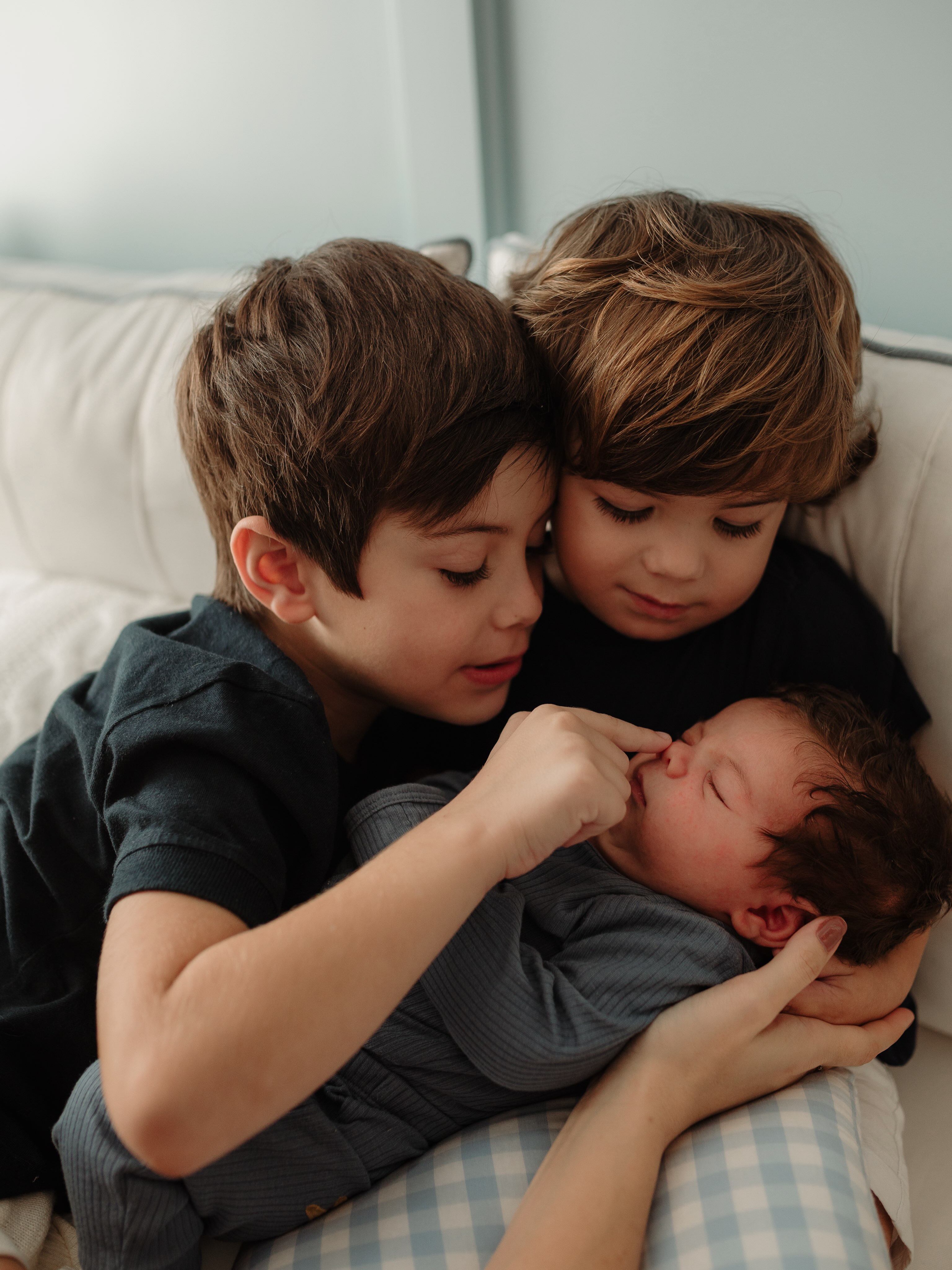 Sthefany Brito derrete corações ao compartilhar registros cheios de amor com os filhos