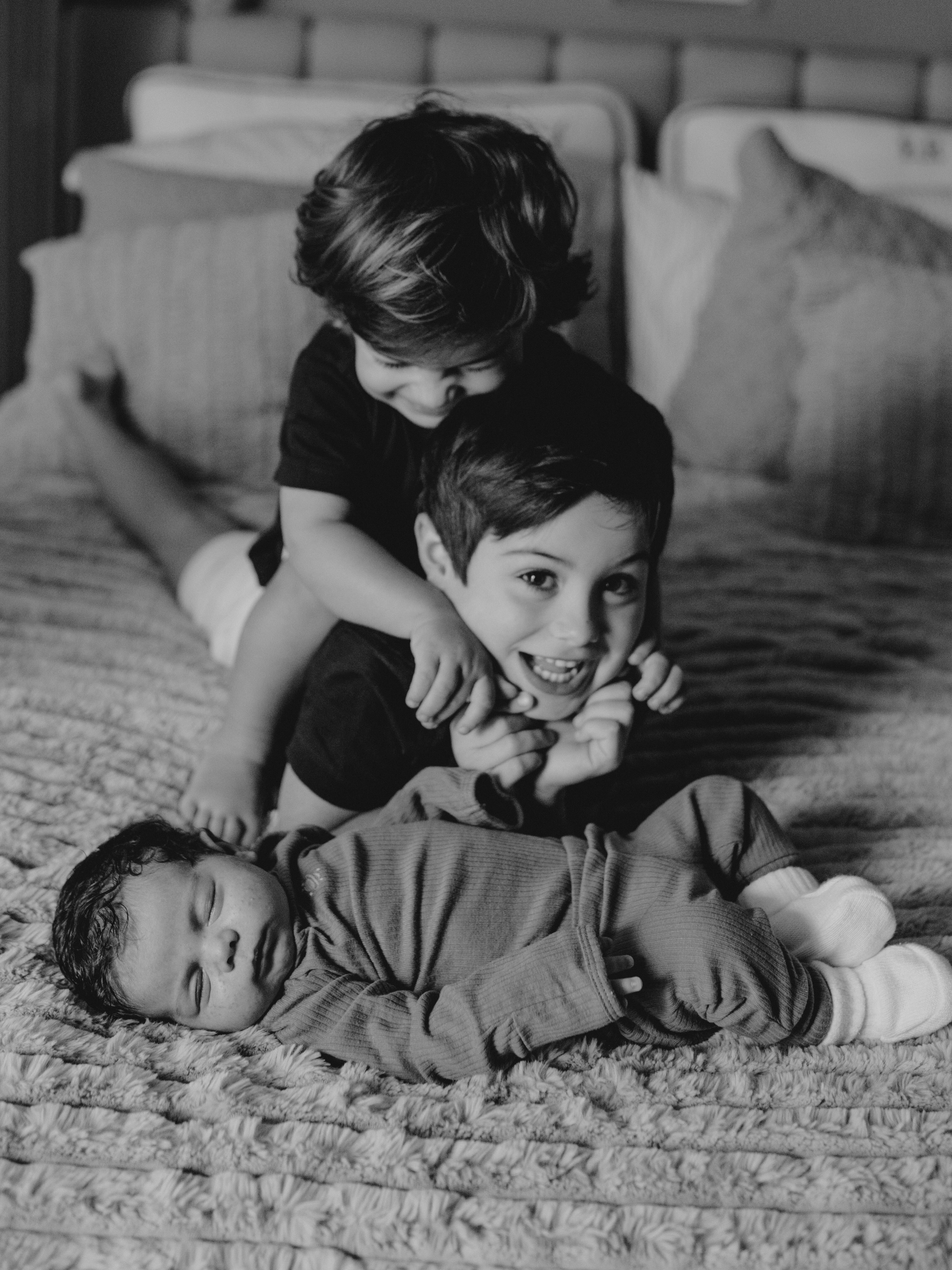 Sthefany Brito derrete corações ao compartilhar registros cheios de amor com os filhos