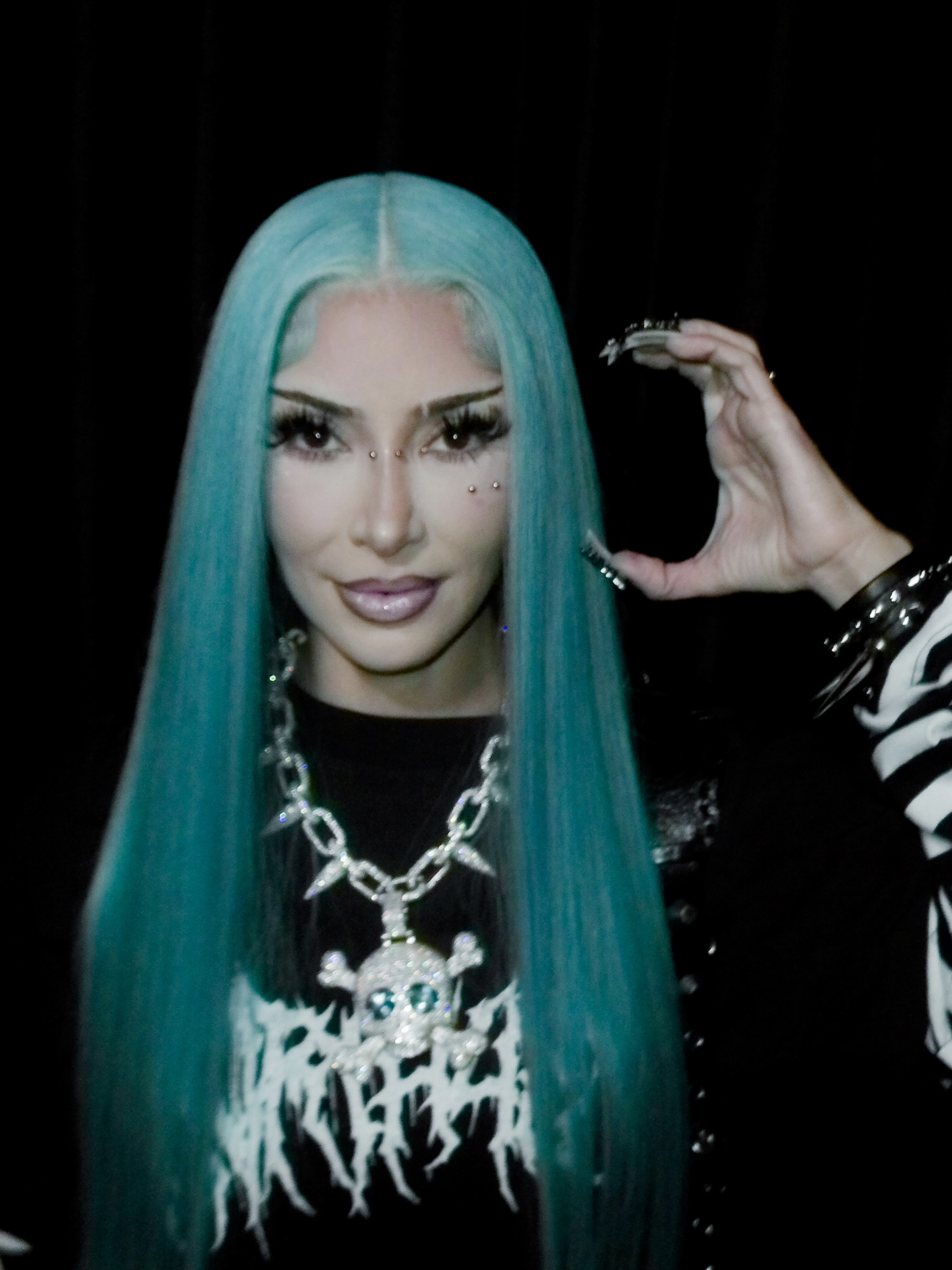Kim Kardashian usa a filha como inspiração para fantasia de Halloween Kim Kardashian usa a filha como inspiração para fantasia de Halloween