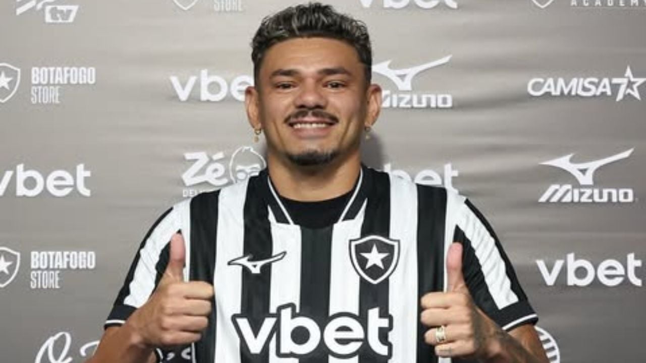 Jogador Tiquinho Soares do BotaFogo | Reprodução/Instagram/@botafogo/@tiquimho_soares_29