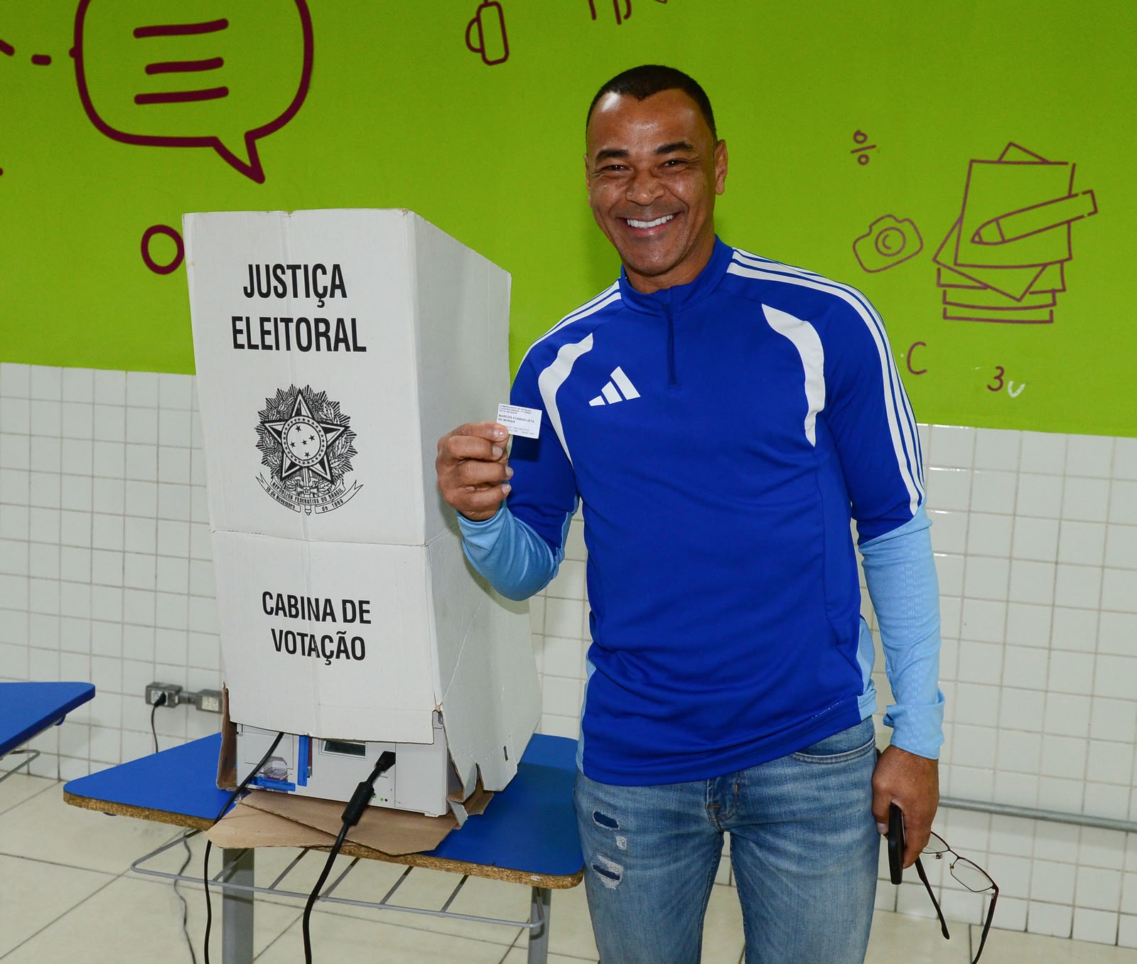 Eleições 2026: famosos compartilham registros do voto no 1º turno Eleições 2026: famosos compartilham registros do voto no 1º turno