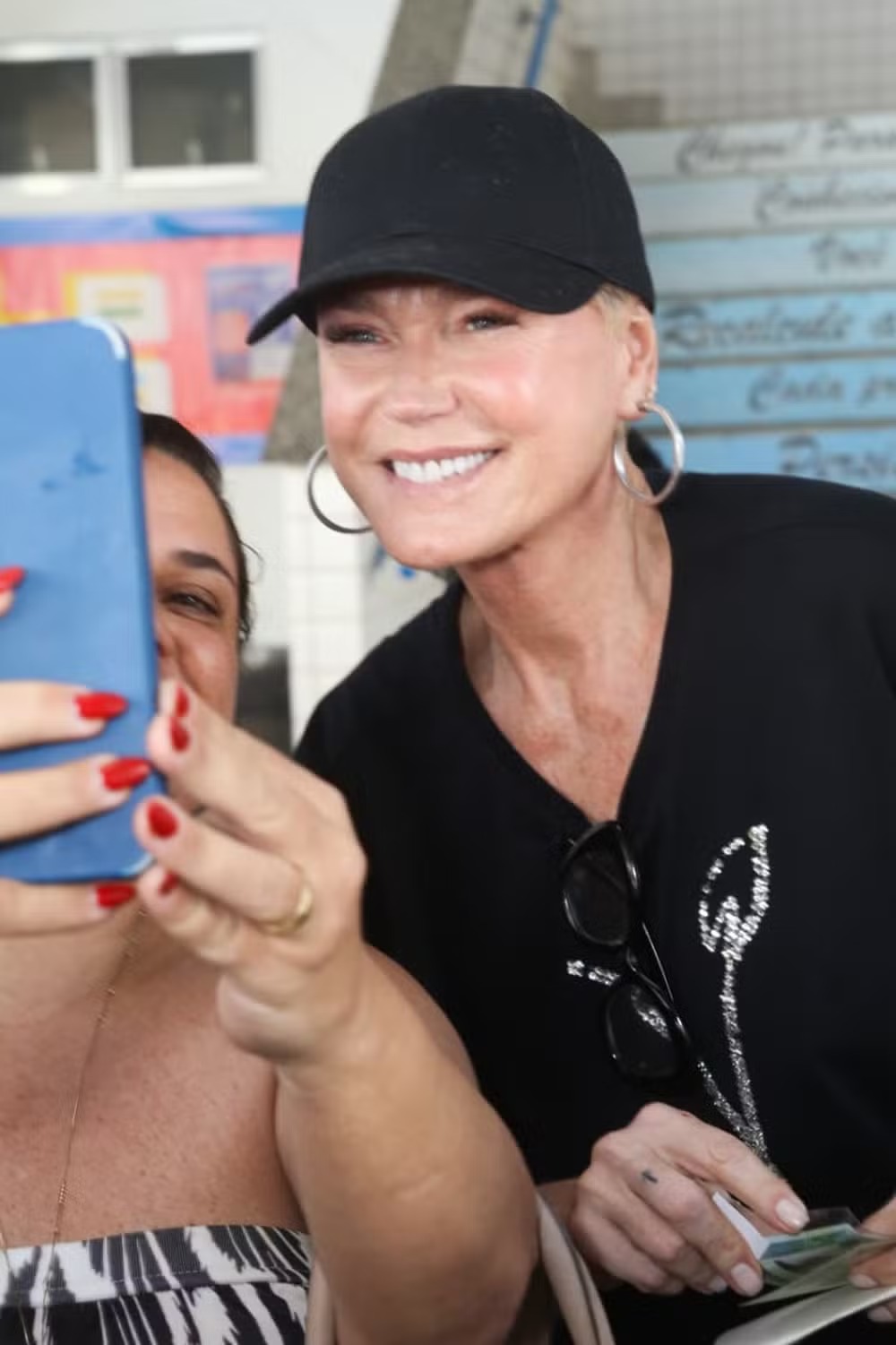 Xuxa causa alvoroço ao chegar para votar no Rio e reúne multidão; veja fotos e vídeos