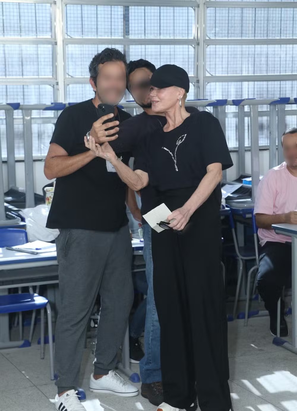 Xuxa causa alvoroço ao chegar para votar no Rio e reúne multidão; veja fotos e vídeos