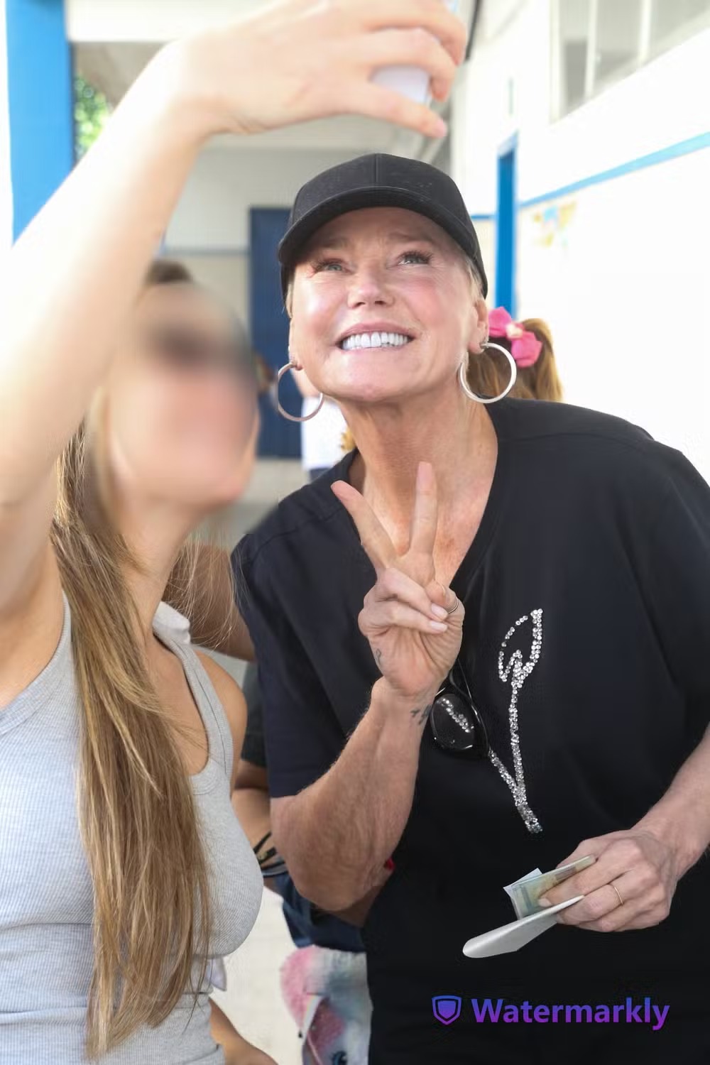 Xuxa causa alvoroço ao chegar para votar no Rio e reúne multidão; veja fotos e vídeos