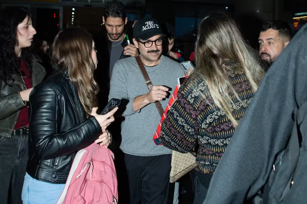 Ex-RBD Alfonso Herrera desembarca no Brasil após 1º turno das eleições e agita fãs