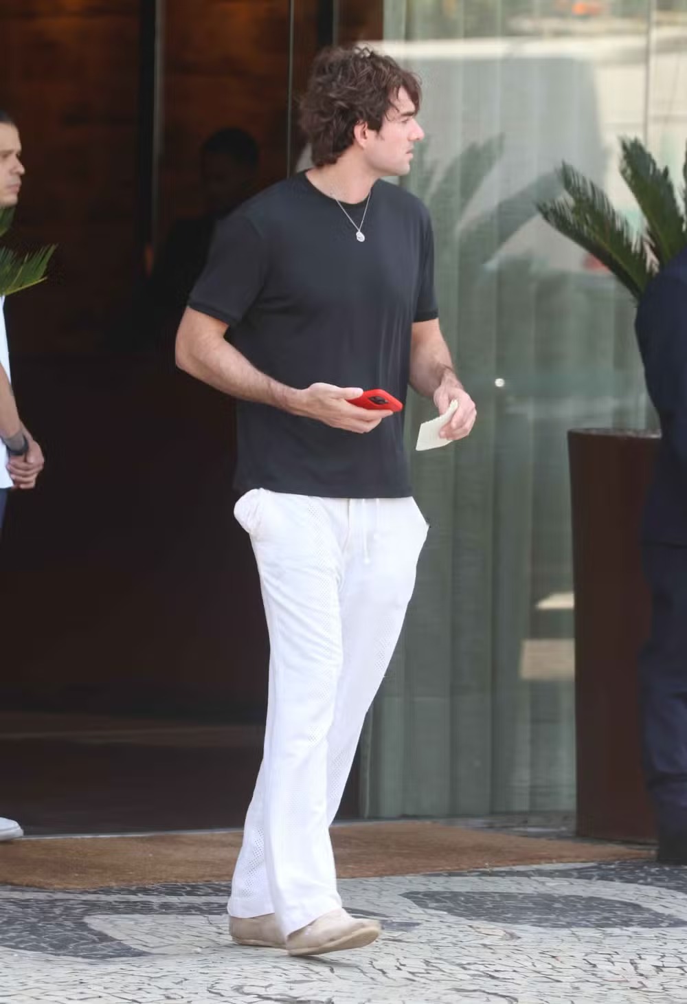 Conor Kennedy chega ao Brasil para casamento com Giulia Be e é flagrado ao deixar hotel