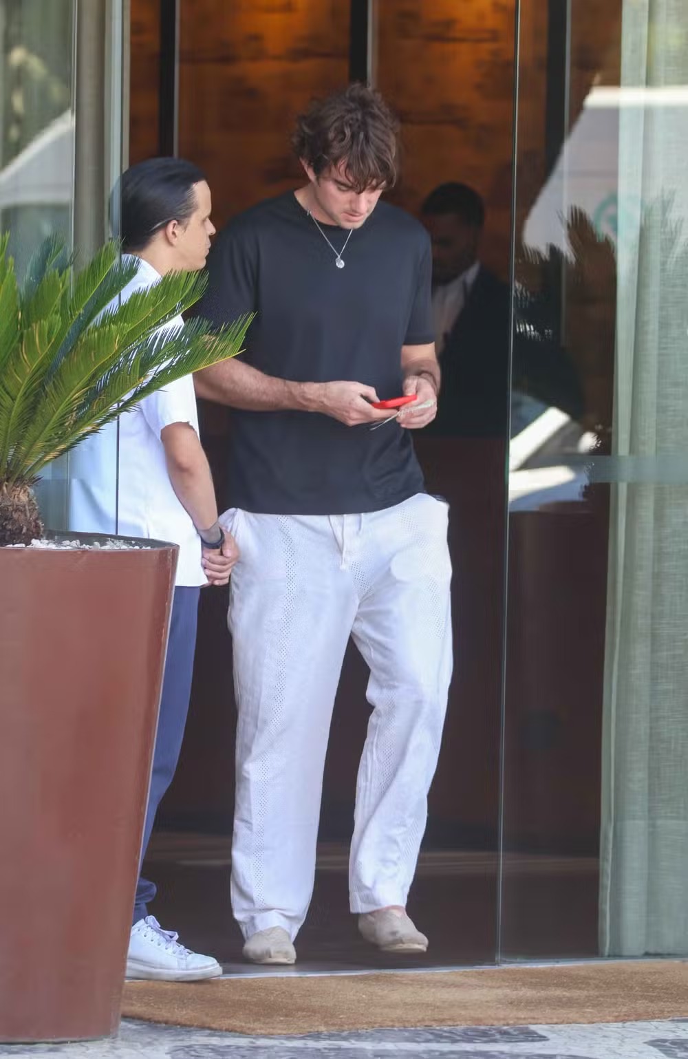Conor Kennedy chega ao Brasil para casamento com Giulia Be e é flagrado ao deixar hotel