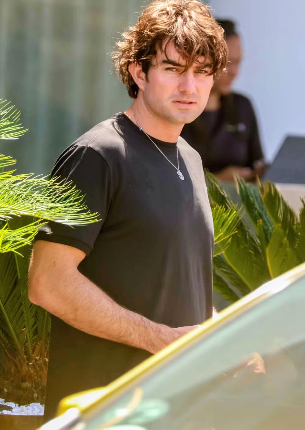Conor Kennedy chega ao Brasil para casamento com Giulia Be e é flagrado ao deixar hotel