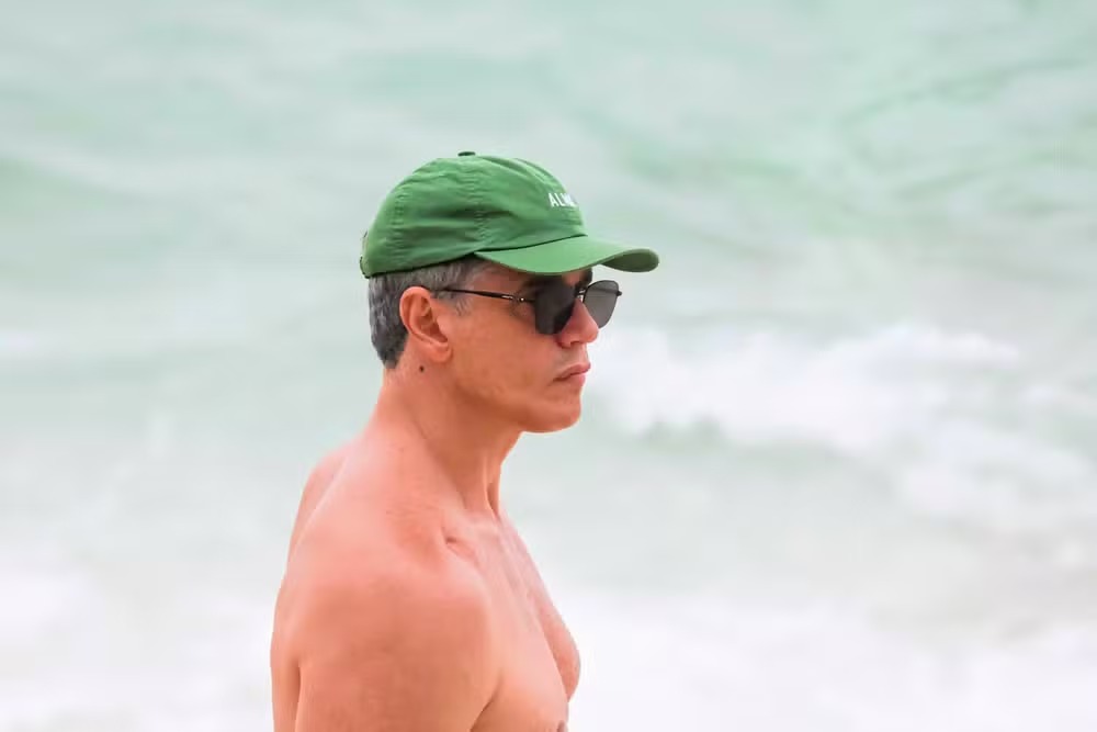 Márcio Garcia prestigia o filho mais velho durante treino de futevôlei no Rio de Janeiro