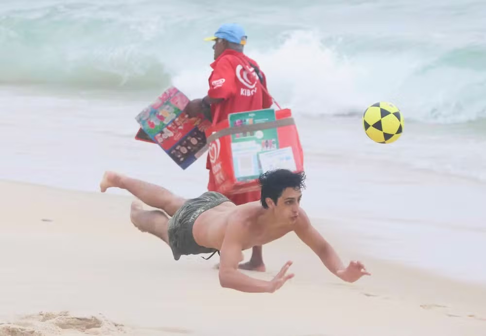 Márcio Garcia prestigia o filho mais velho durante treino de futevôlei no Rio de Janeiro