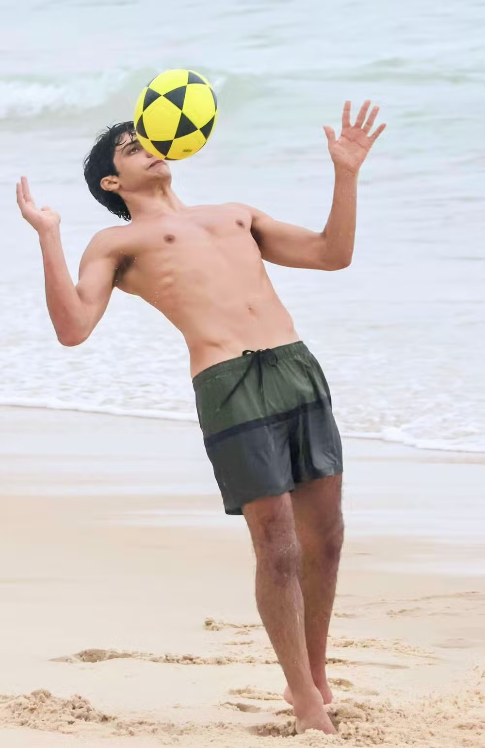 Márcio Garcia prestigia o filho mais velho durante treino de futevôlei no Rio de Janeiro