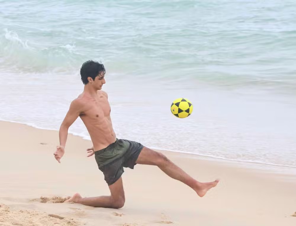Márcio Garcia prestigia o filho mais velho durante treino de futevôlei no Rio de Janeiro