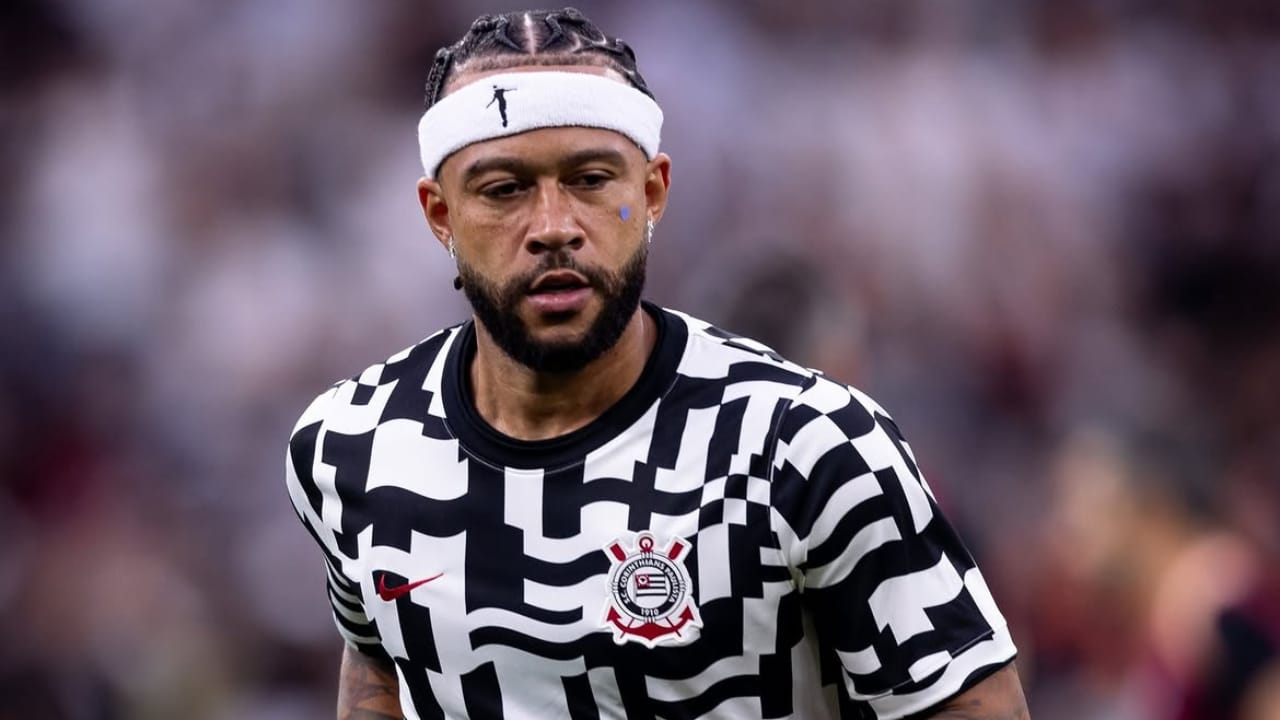 Torcidas do Corinthians protestam contra diretoria e Memphis Depay