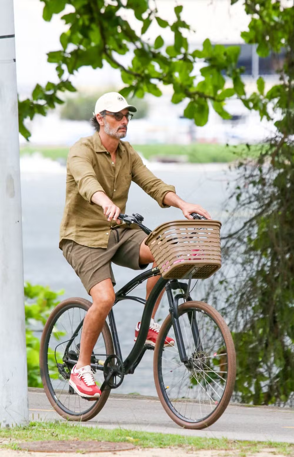 Longe dos holofotes, Rodrigo Santoro é flagrado pedalando pela Zona Sul do Rio Longe dos holofotes, Rodrigo Santoro é flagrado pedalando pela Zona Sul do Rio