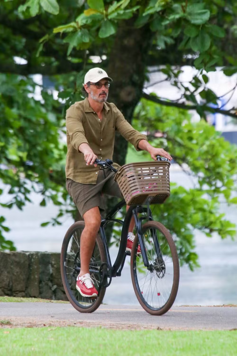Longe dos holofotes, Rodrigo Santoro é flagrado pedalando pela Zona Sul do Rio Longe dos holofotes, Rodrigo Santoro é flagrado pedalando pela Zona Sul do Rio