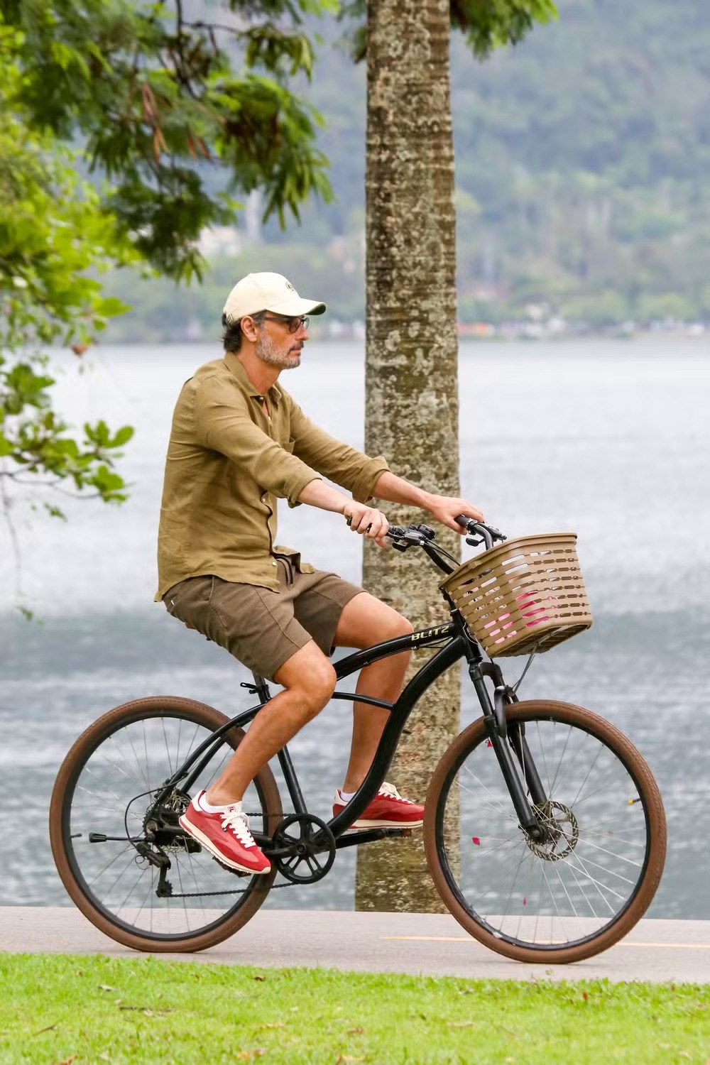 Longe dos holofotes, Rodrigo Santoro é flagrado pedalando pela Zona Sul do Rio Longe dos holofotes, Rodrigo Santoro é flagrado pedalando pela Zona Sul do Rio