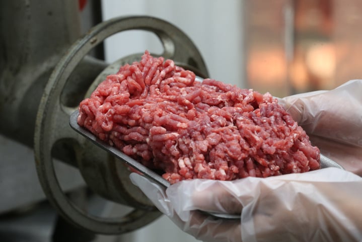 China eleva tarifa sobre carne brasileira a 67%; entenda