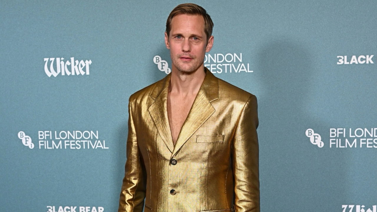 Alexander Skarsgård surpreende ao usar peruca prateada em evento nos EUA