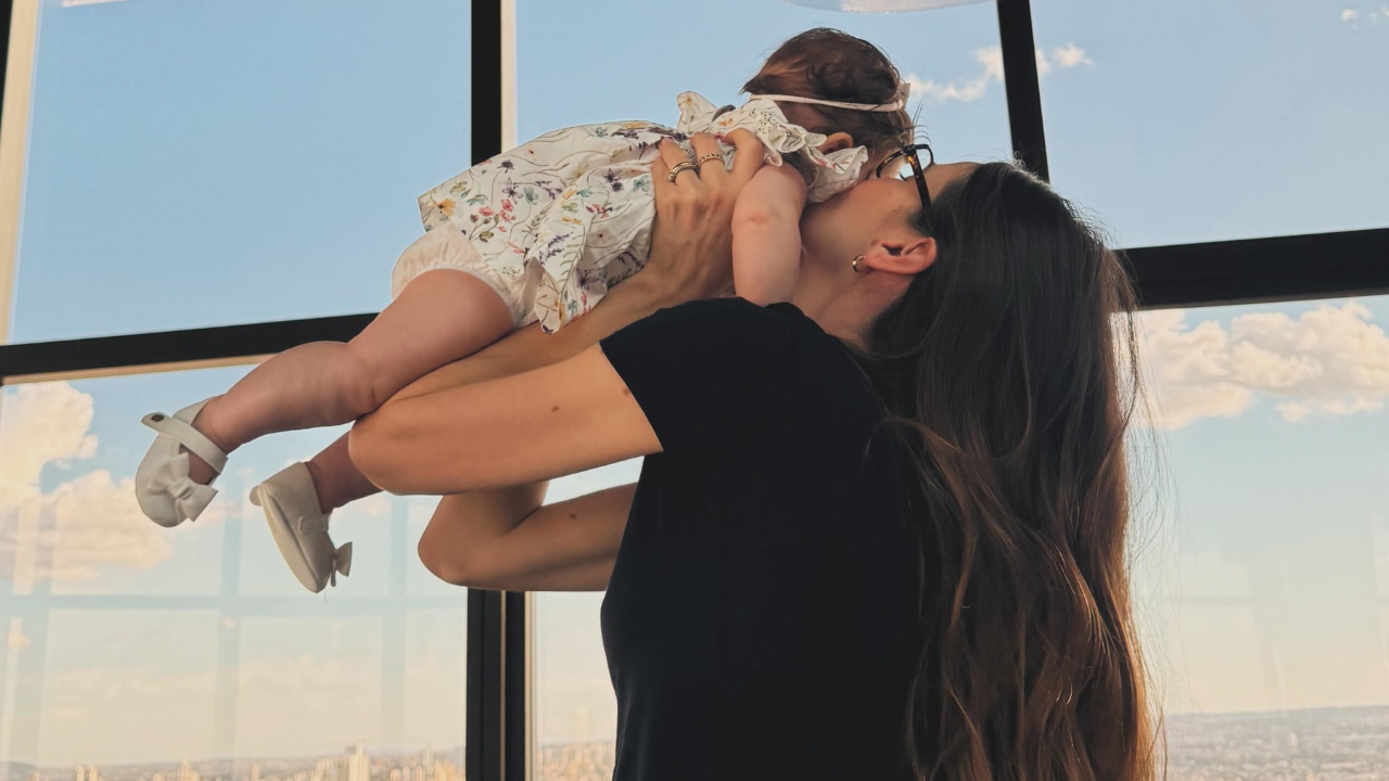 Camila Queiroz reflete sobre a nova fase após a maternidade: ‘Voltar para a Camila do passado não é uma opção’