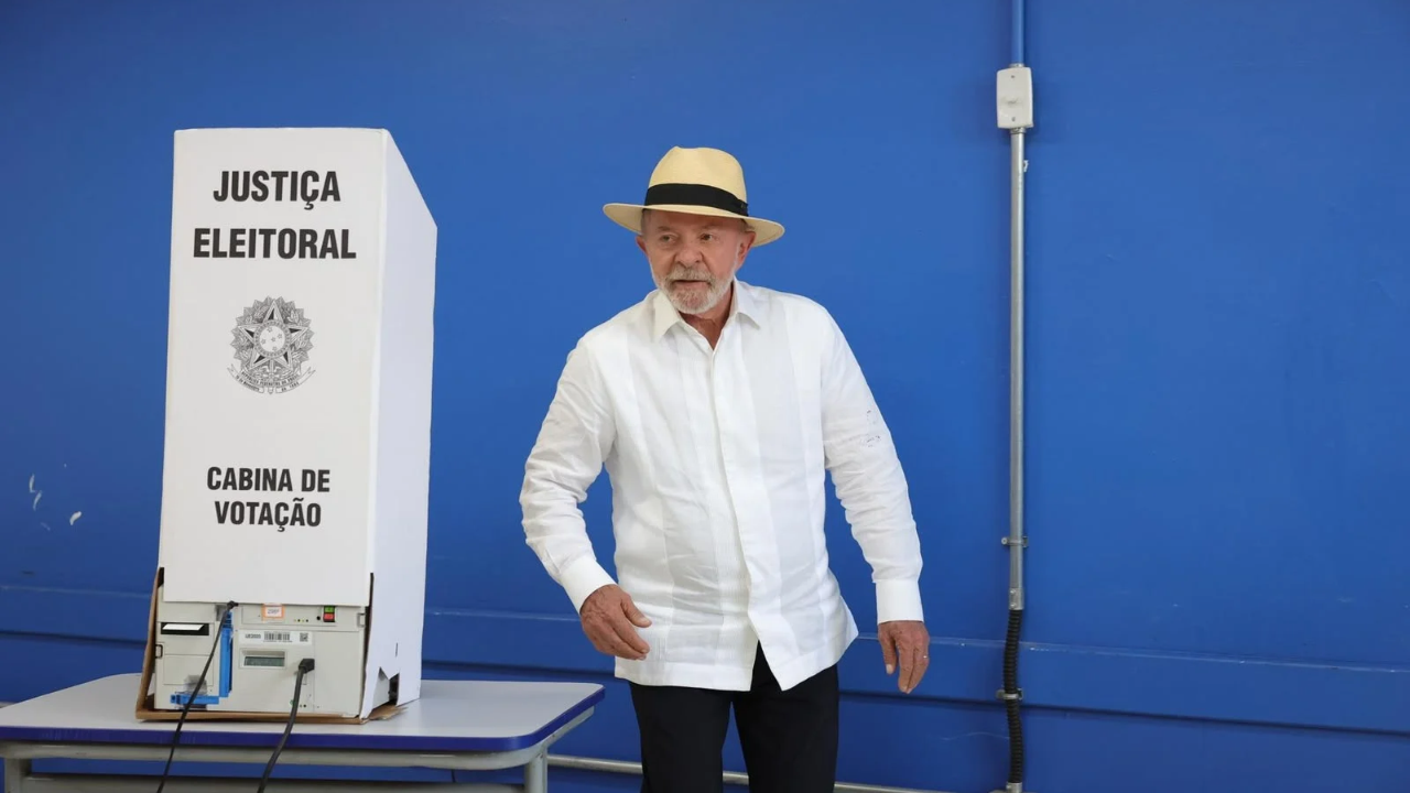Lula vota em São Bernardo do Campo e afirma: ‘Brasil não vai para frente com venda de arma e miliciano’