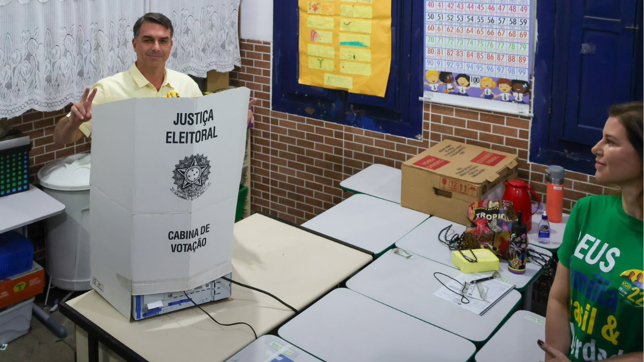 Flávio Bolsonaro vota no Rio e pede fim da “era do atraso”: “Espero que o brasileiro ponha fim”