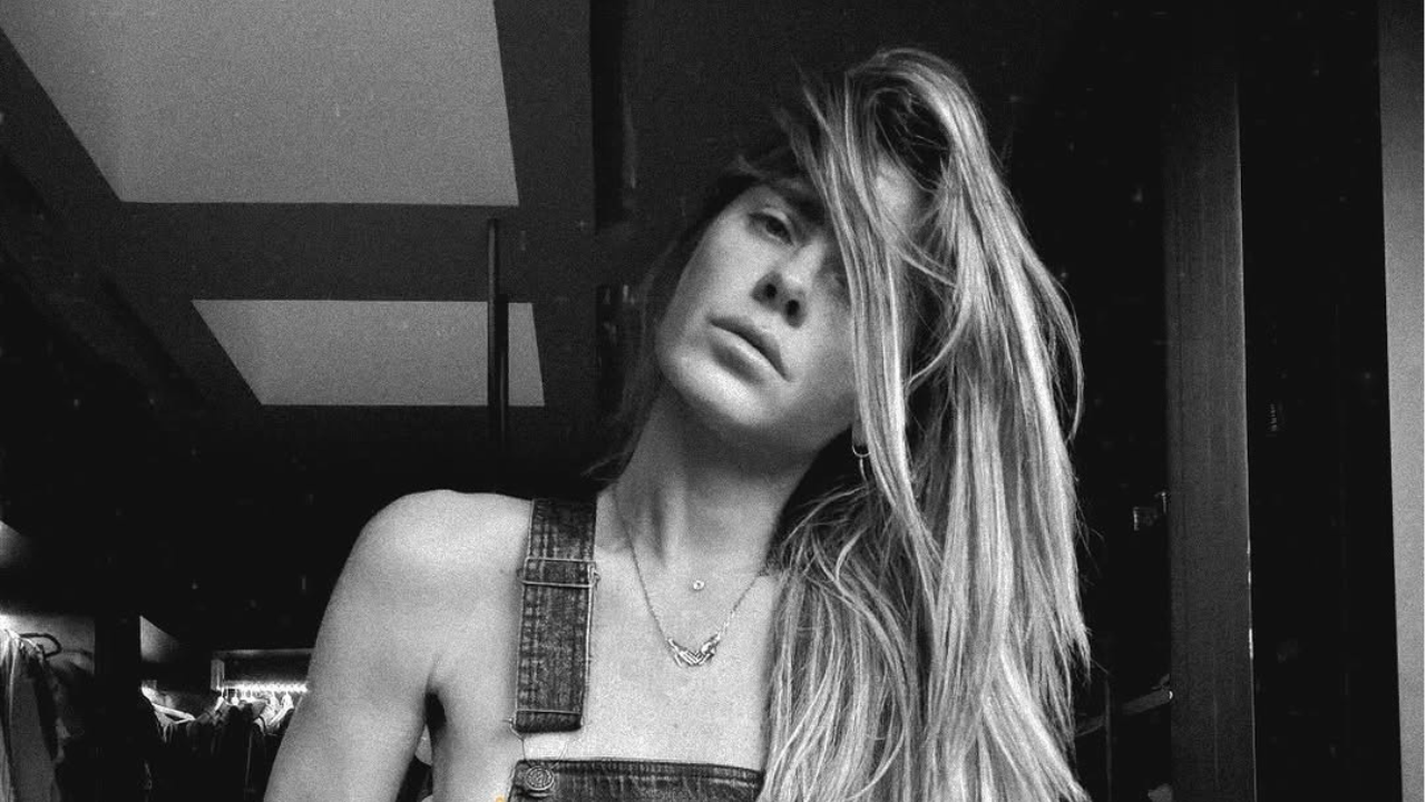 Carolina Dieckmann aposta em cliques sensuais feitos em casa e chama atenção nas redes