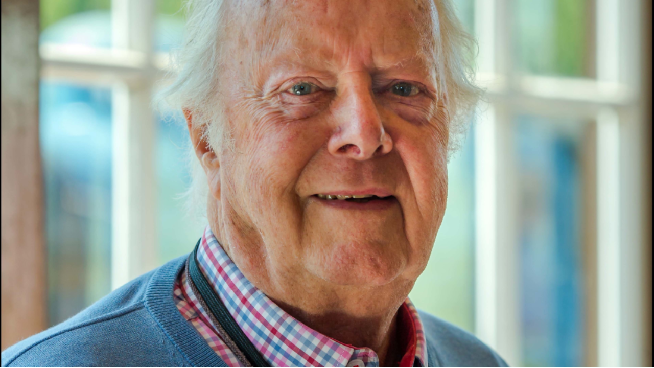 Morre John Grover, editor da franquia “007”, aos 87 anos