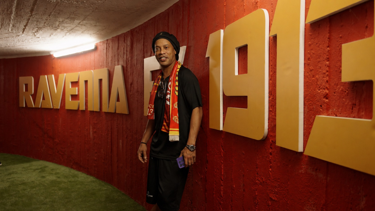 Ronaldinho retorna aos gramados após 11 anos aposentado