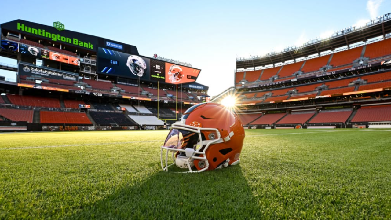 Browns superam Steelers em duelo emocionante marcado por discussão entre Rodgers e McCarthy