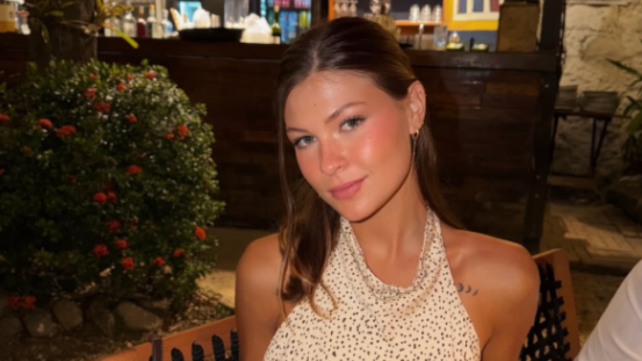 Nikki Meneghel compartilha foto rara ao lado da irmã mais velha